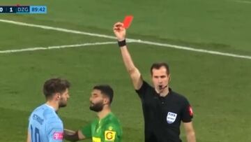 Imposible no reírse: hace la 'paradinha' y lo expulsan