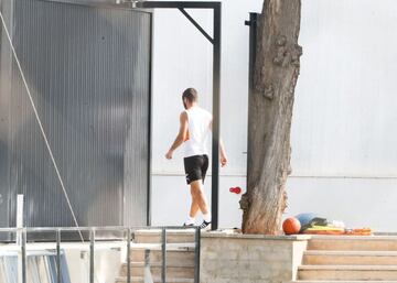 Gayà, en el momento de retirarse al gimnasio para realizar trabajo de recuperación.