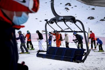 Esquiadores con mascarilla hacen cola en un remonte en la estación de esquí de Verbier en los Alpes suizos. La crisis del coronavirus cerró las estaciones de esquí de Suiza en primavera, pero las autoridades confían en que con precauciones más estrictas puedan salvar la temporada de invierno que ahora comienza.