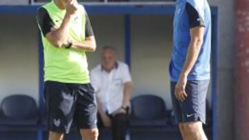 Lucas Alcaraz (i) habla con David Navarro durante el entrenamiento.