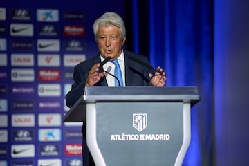 El presidente del Atlético de Madrid, Enrique Cerezo, interviene durante la presentación del nuevo jugador, Alexander Sorloth.