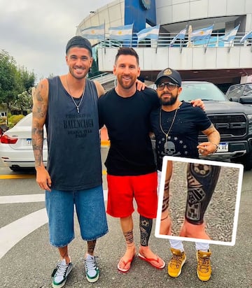 Leo se tomó una foto con un fanático y dejó al descubierto su nuevo tatuaje.