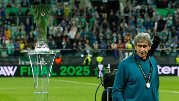 Manuel Pellegrini, con la medalla de subcampeón de la Conference.