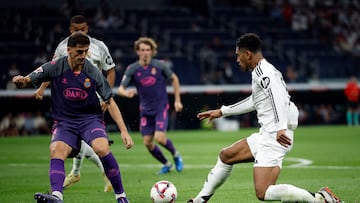 Soccer Football - LaLiga - Real Madrid v Espanyol - Santiago Bernabeu, Madrid, Spain - September 21, 2024 Real Madrid's Jude Bellingham in action with RCD Espanyol's Marash Kumbulla REUTERS/Juan Medina
