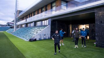 Los jugadores, saliendo de su nuevo edificio