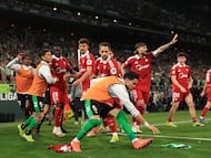 El momento más tenso del partido: Isaac Romero tras anotar su gol lo celebró colocando su camiseta en el banderín de córner de la esquina de Gol Sur con Preferencia. Marc Bartra se acercó rápidamente al mástil para retirar la camiseta de Isaac del lugar donde estaba un banderín verdiblanco que el central catalán repuso.