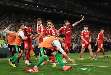 El momento más tenso del partido: Isaac Romero tras anotar su gol lo celebró colocando su camiseta en el banderín de córner de la esquina de Gol Sur con Preferencia. Marc Bartra se acercó rápidamente al mástil para retirar la camiseta de Isaac del lugar donde estaba un banderín verdiblanco que el central catalán repuso.