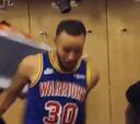 ¡Lo celebran como si fuese un título! El recibimiento a Curry en el vestuario de los Warriors
