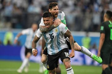 1-2. Marcos Rojo celebró el segundo gol con Messi.