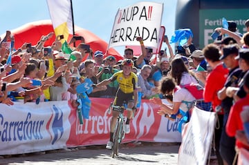 El ciclista estadounidense Sepp Kuss celebra con el público su victoria de etapa. 