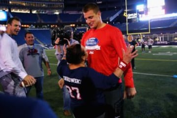 Rob Gronkowski enseña los fundamentos del fútbol americano a un grupo de mujeres.