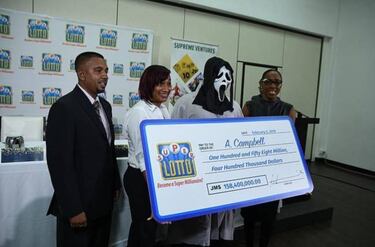 Ganó la lotería y fue por su premio con máscara de Scream