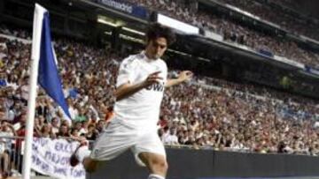 <b>ACTUALIDAD. </b>Kaká bota un córner en un Santiago Bernabéu a rebosar, con capacidad para 85.454 espectadores.