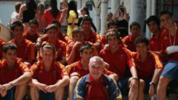 <b>CON EL MAESTRO SANTISTEBAN...</b> Los chavales de la Sub-17 posaron con Juan Santisteban horas antes de jugar la final del Europeo, la última que dirigirá desde un banquillo Juan Santisteban tras 20 años viendo crecer generaciones de jugadores en la Federación.