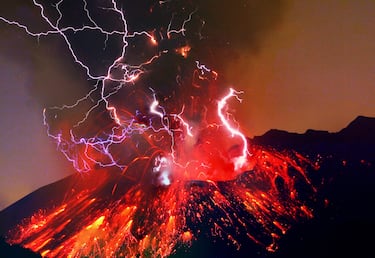 Un fenómeno extraordinario que aparece cuando una erupción expulsa cenizas y partículas que se cargan eléctricamente, generando descargas dentro de la columna eruptiva. La combinación de lava, humo y relámpagos crea escenas casi irreales que iluminan el cielo con una fuerza sobrecogedora. Suelen registrarse en volcanes altamente activos como el Sakurajima (Japón), el Etna (Italia) o el volcán Taal (Filipinas).