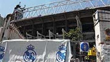 <b>LA VIGA QUE SOSTIENE LA CUBIERTA FUE IZADA AYER</B>. El armazón que soportará la nueva cubierta que cerrará el estadio mide 142 metros de longitud y se colocó ayer. El Bernabéu cambiará su aspecto exterior y, al estar completamente cerrado, incrementará el efecto conocido como miedo escénico.