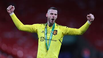 David De Gea celebra la consecuci¨®n de la Carabao Cup con el Manchester United.