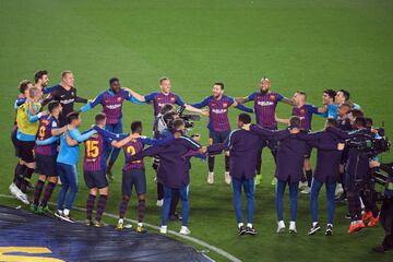 Los jugadores del Barcelona celebrando el título de Liga en el césped del Camp Nou