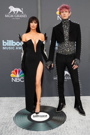 Un mes después de que la actriz anunciara su embarazo con MGK, varios medios revelaron que ambos habían terminado su relación.
