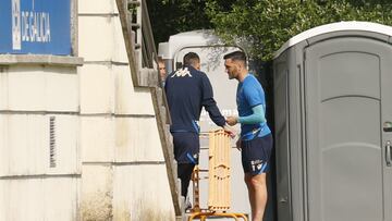 Los capitanes Lucas Pérez, Álex Bergantiños y Mackay reunidos en Abegondo.