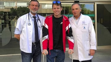 Tito Rabat en la puerta del hospital junto a los doctores Charte y Ginebreda.