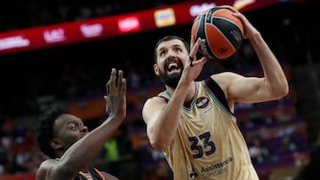 Yoan Makoundou (Mónaco) y Nikola Mirotic (Barça) en el partido por el tercer puesto de la Final Four de la Euroliga.