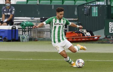 Titular indiscutible en el Juvenil A del Barça, al final de la temporada 2012 le dieron la carta de libertad. El Llagostera fue su primer equipo profesional. Mallorca, Rayo Vallecano y Elche formaron al lateral hasta que en verano de 2019 llegó al Real Betis. 