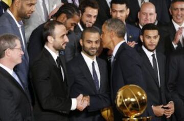 Barack Obama saluda a Manu Ginobili.