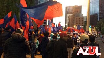 Hinchas de la U hicieron su Banderazo en hotel de concentración