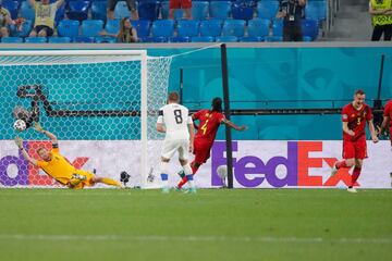 0-1. Thomas Vermalen celebra el primer gol tras anotar en propia puerta Lucas Hradecky.