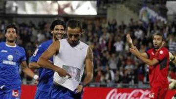 <b>DEDICATORIA Y TARJETA. </b>Diego Castro dedicó su gol al fallecido Manolo Preciado. Vio amarilla.
