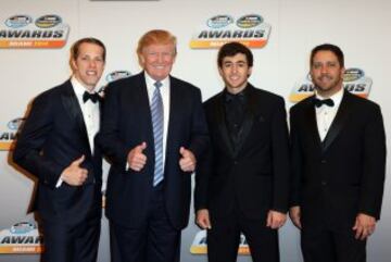 Brad Keslowski, Donald Trump, Chase Elliott y Matt Crafton durante un acto de la NASCAR. 