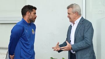 Javier Aguirre visita a Chivas en Verde Valle