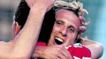 Forlán celebra el gol conseguido junto a Maxi.