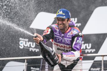 Johann Zarco descorchando el champagne en el podio de Australia.