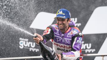 Johann Zarco descorchando el champagne en el podio de Australia.