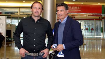 En la imagen se ve a Míchel nada más llegar a Málaga con una bufanda del equipo en sus manos. A su derecha está Françesc Arnau, el director deportivo.