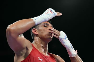 Gran victoria de Ayoub Ghadfa para asegurar la segunda medalla del boxeo español. El de Marbella ha sido muy superior a pesar del corte y la sangre provocada por un cabezazo de su rival armenio. Ayoub es bronce... como poco.