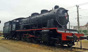 El accidente ferroviario de las Alcubillas acaeció durante la madrugada del 14 al 15 de noviembre de 1945, a la altura del punto kilométrico 211,3 de la línea Linares-Almería, en las cercanías de la pedanía de Las Alcubillas, en el municipio almeriense de Gérgal. Dos trenes, uno de mercancías y otro de viajeros colisionaron sobre la una de la madrugada entre las estaciones de Fuente Santa y Gérgal. El balance oficial fue de 41 muertos y numerosos heridos, en uno de los accidentes más mortíferos de la posguerra española. En la imagen se puede ver la locomotora 240 de Renfe, similar a la accidentada.