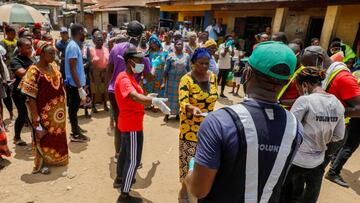 FILE PHOTO: People queue for food parcels at a relief distribution, during a lockdown by the authorities in efforts to limit the spread of the coronavirus disease (COVID-19), in Lagos, Nigeria April 9, 2020. Picture taken April 9, 2020. REUTERS/Temilade A