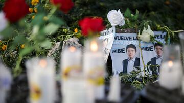 Bogotá. Junio 08 de 2025. En el barrio Modelia, lugar donde ocurrió el atentado contra Miguel Uribe, ciudadanos empiezan a congregarse para realizar una velatón y pedir por su pronta recuperación y rechazar los hechos de violencia. (Colprensa - Cristian Bayona).