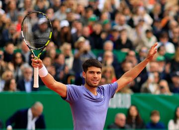 Carlos Alcaraz celebra el último punto que le convirtió en el ganador del Masters de Montecarlo.