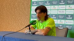 Héctor Bellerín alaba el paso de Lainez y Guardado por el Betis