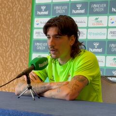 Héctor Bellerín alaba el paso de Lainez y Guardado por el Betis