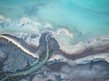 Vista aérea de las dunas de marea y la entrada de agua de Shark Bay, Australia Occidental, tomada desde una avioneta.