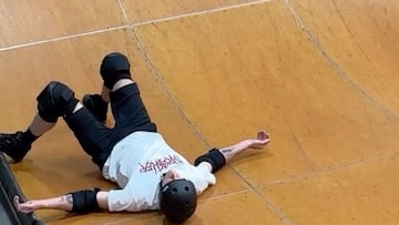 Tony Hawk tirado en el suelo de su Vert