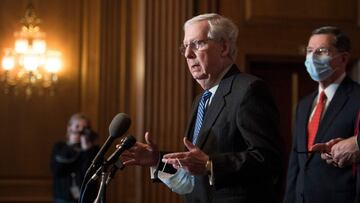 El l&iacute;der de la mayor&iacute;a del Senado de los Estados Unidos, Mitch McConnell, habla durante una conferencia de prensa con otros republicanos del Senado en el Capitolio de los Estados Unidos en Washington, DC, el 15 de diciembre de 2020.