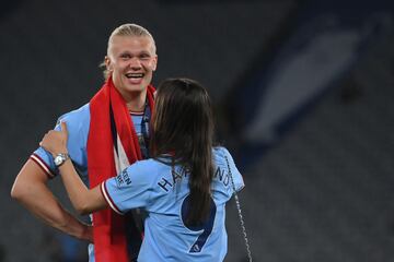 El delantero noruego del Manchester City celebró la victoria en la final de la Champions League 2023 sobre el césped del Estadio Olímpico Atatürk junto a su pareja sentimental Isabel Haugseng.