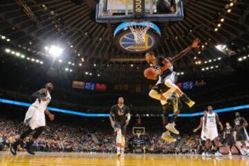 Acrobático Curry. El base de los Warriors se lanza a anotar con un movimiento espectacular ante los Minnesota Timberwolves.