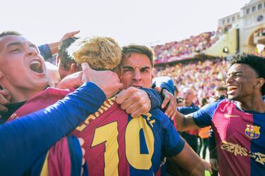 Lamine Yamal del FC Barcelona celebra con sus compañeros el quinto gol de Fermín López, anulado tras una mano, en el partido de la jornada 35 entre el Barcelona y el Real Madrid en el Estadio Olímpico Lluis Companys, el 11 de mayo de 2025. El Barça se jugaba LaLiga y salió vencedor por 4-3. 